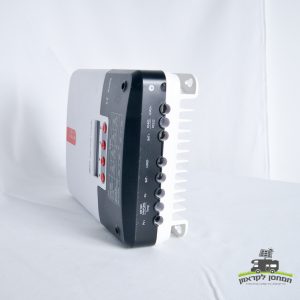 בקר טעינה סולארית MPPT 30A בשחור-לבן מוצג בצדו על רקע לבן רגיל, הכולל מספר יציאות קלט מסומנות לניהול יעיל של חשמל פוטו-וולטאי. אידיאלי עבור מערכות אנרגיה סולארית של קרוואנים ותשתיות אנרגיה מתחדשת, מכשיר מתקדם זה מייעל את תפוקת הפנל הסולארי. לוגו ירוק של אנרגיה מתחדשת נראה בפינה הימנית התחתונה.