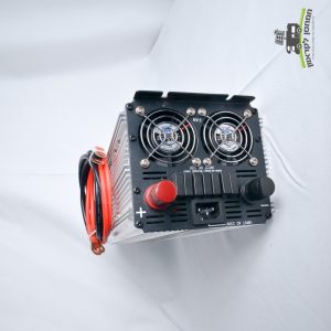 תקריב של מהפך החשמל COSUPER LHC 12V/2000W הכולל מאווררי קירור כפולים, כניסת חשמל ומסופים אדומים ושחורים עם חוטים מפותלים - מותאם למערכות פוטו-וולטאיות, תחנות אנרגיה סולארית ניידות ותשתית אנרגיה מתחדשת לייצור חשמל יעיל מחוץ לרשת.