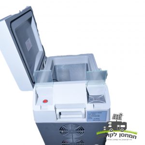 מקרר/מקפיא מיני נייד 30L 12V עם מכסה פתוח ופקדים דיגיטליים, מיועד לשימוש עם פאנלים סולאריים ומערכות פוטו-וולטאיות - אידיאלי עבור קמפינג מחוץ לרשת והגדרות אנרגיה מתחדשת. פנים מרווח המופעל ביעילות על ידי חשמל סולארי. ימין למטה מציג לוגו עם אייקון משאית וטקסט בעברית. מוצר: מקרר+מקפיה 30 ליטר 12V, תומך בתשתית אנרגיה בת קיימא להרפתקאות חוצות.
