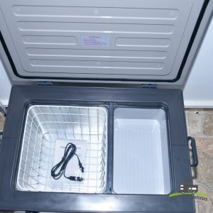 מקרר ומקפיא ניידים בנפח 55 ליטר (12V/24V) עם כבל חשמל פנימי, סל רשת ותא פתוח - מותאם לציוד מחנאות ואידיאלי לקירור עם תחנות כוח ניידות או מערכות אנרגיה סולארית (כולל פתרונות פוטו-וולטאיים), תמיכה בקירור יעיל מחוץ לרשת ובתשתית אנרגיה מתחדשת.