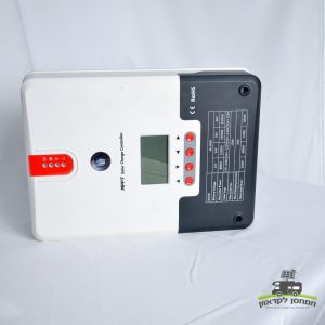 MPPT בקר טעינה סולארי 60A – מכשיר טעינה פוטו-וולטאי מתקדם בשחור לבן עם תצוגה דיגיטלית, כפתורי שליטה ותווית מפרט טכני מפורט בצד ימין; אידיאלי עבור אופטימיזציה של מערכות אנרגיה סולארית, תשתית אנרגיה מתחדשת, ייצור חשמל מחוץ לרשת, ומתקנים סולאריים לקרוואנים.
