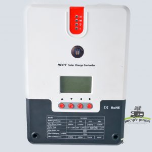 בקר סולארי MPPT 60 אמפר בגוון לבן-אפור, כולל מסך LCD וכפתורים אדומים, עם מדבקת מפרט טכני—פתרון אופטימלי לניהול וייעול ייצור חשמל ממערכות פוטו־וולטאיות בקרוואנים וציוד קמפינג הפועלים על אנרגיה מתחדשת.