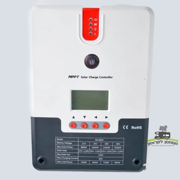 בקר סולארי MPPT 60 אמפר בגוון לבן-אפור, כולל מסך LCD וכפתורים אדומים, עם מדבקת מפרט טכני—פתרון אופטימלי לניהול וייעול ייצור חשמל ממערכות פוטו־וולטאיות בקרוואנים וציוד קמפינג הפועלים על אנרגיה מתחדשת.