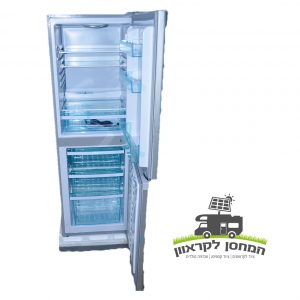 מקרר+מקפיא לבן בנפח 158 ליטר (12/24V) המיועד למערכות אנרגיה סולארית ופוטו-וולטאית מוצג פתוח וריק, ממוקם ליד לוגו הכולל משאית משלוחים וטקסט בעברית המדגיש את ציוד לקמפינג (