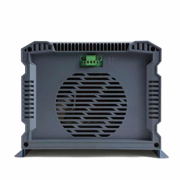 ממיר מתח מכני משולב מטען COSUPER 5000W 24V — מכשיר אפור עם פאנל מאור, פתח אוורור מרכזי ובלוק מסופים ירוק — אידיאלי למערכות אנרגיה סולארית, מתקני פוטו־וולטאיקה, ייצור חשמל מאנרגיה מתחדשת ותשתיות קמפינג או תחנות כוח ניידות.