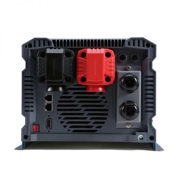 מבט מאחור של מטען מהפך משולב COSUPER 5000W 24V למערכות אנרגיה סולארית - מציג מחברי חשמל, שתי יציאות Ethernet, יציאת USB, מתג, פתח חום ומחברי טרמינלים כפולים; מיועד למתקנים פוטו-וולטאיים ותשתיות אנרגיה מתחדשת כגון תחנות כוח ניידות ופתרונות מחוץ לרשת.