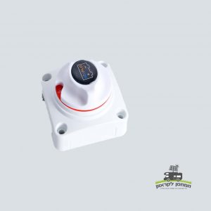 מתג בורר סוללות SEAFLO DC – מתג לבן עם חוגה שחורה וכתום המיועד למערכות אנרגיה סולארית, מערכי חשמל פוטו-וולטאיים ותשתית אנרגיה מתחדשת; אידיאלי עבור ציוד מחנאות או קרוואנים. המוצר מצולם על רקע אפור בהיר עם לוגו קטן בפינה הימנית התחתונה.