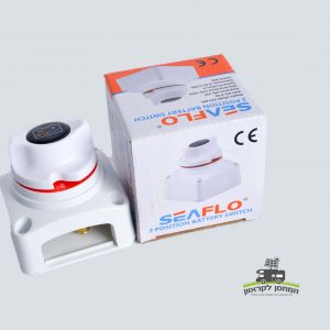 מפסק SEAFLO DC בצד אריזתו על משטח אפור בהיר—פיתרון אידיאלי למערכות אנרגיה סולארית, טכנולוגית פוטו-וולטאית ותשתיות ייצור חשמל מתחדש לקמפינג וקרוואנים.