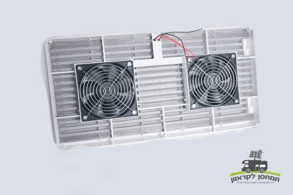 סט מאוורר קרוואן 12V לבן עם פתח אוורור וחיווט חשוף, אידיאלי לציוד מחנאות או ציוד לחניון; תואם לפאנלים סולאריים ומערכות פוטו-וולטאיות לשימוש יעיל באנרגיה מתחדשת וייצור חשמל מחוץ לרשת, המוצג על רקע בהיר.