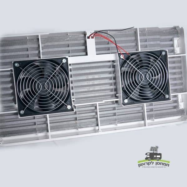 פאנל לבן המצויד בשני מאווררי קירור 12V, גריל מגן וחיווט גלוי לאוורור יעיל במערכות סולריות או פוטו-וולטאיות נשען על רקע אפור בהיר. רכיב רב-תכליתי זה אידיאלי עבור תשתית אנרגיה מתחדשת, כגון מתקני קרוואן סולאריים או תחנות כוח ניידות. התכונות כוללות ניהול זרימת אוויר אופטימלי לתמיכה בייצור חשמל ופתרונות אנרגיה בת קיימא. הלוגו בעברית מוצג בפינה הימנית התחתונה.
