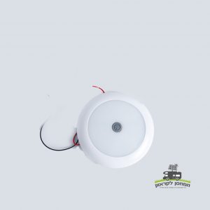 תאורת LED עגולה 12V עם מתג מרכזי, גימור לבן, חוטים חשופים, ומתאימה לשילוב במערכות אנרגיה סולארית או קרוואנים וציוד מחנאות המונעים על ידי פוטו. אידיאלי עבור תשתית אנרגיה מתחדשת ופתרונות ייצור חשמל מחוץ לרשת. מוצג על רקע בהיר עם לוגו עברי קטן בפינה הימנית התחתונה.
