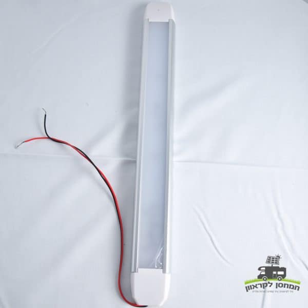 פס תאורה לד 12/24V מוגן מים לאנרגיה סולארית – פס ארוך עם חוטי חיבור אדום ושחור, מונח על משטח לבן, אידיאלי למערכות פוטו-וולטאיות, ייצור חשמל סולארי ותשתיות אנרגיה מתחדשת לקרוואנים וחנות כוח ניידות.