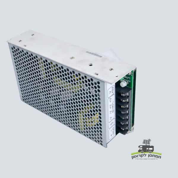 שנאי DC m-24V ל-12V עם כיסוי מחור, רכיבים אלקטרוניים חשופים ומחברים מסומנים—פתרון אידיאלי למערכות אנרגיה סולארית, טכנולוגיות פוטו-וולטאיות ותחנות כח ניידות לאגירה והמרת חשמל ממקורות מתחדשים.