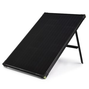 פאנל סולארי קשיח BOULDER 100 (12-22V, 100W) כולל טכנולוגיה פוטו-וולטאית מתקדמת בעיצוב מלבני שחור ואלגנטי על מעמד זוויתי, אידיאלי לייצור אנרגיה סולארית יעילה ושילוב עם תחנות כוח ניידות או מערכות אחסון אנרגיה מתחדשת.