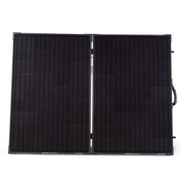 פאנל סולארי קשיח ומתקפל BOULDER 200B, הספק 200W בטווח מתח 12-22V, מצויד בהתאמה לפוטו-וולטאיים מתקדמים כולל שחורה, אידיאלי לייצור חשמל סולארי לשימוש בתחנות כוח ביתיות או כחלק מערכות תשתית לאנרגיה מתחדשת וניידת.