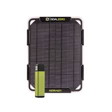 סוללת הגיבוי flip12 של סוללת גיבוי 12Wh, המוצגת לצד מצית ירוק לצורך קנה מידה על רקע לבן, מיועדת לאחסון אנרגיה סולארית יעיל ושילובה במערכות פוטו-וולטאיות - אידיאלית להפעלת תחנות כוח ניידות או לשמש כרכיב בתשתיות אנרגיה מתחדשת כגון מערכות אחסון סולאריות, התומכות בייצור חשמל אמין מחוץ לרשת החשמל.