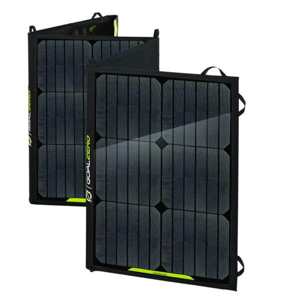 פאנל סולארי פוטו-וולטאי מתקפל NOMAD 100 (100W, 12-22V) עם מסגרת שחורה ותבנית רשת—כולל ידיות נשיאה ולוגו Goal Zero—לפתרונות ייצור חשמל ירוק, טעינת תחנת כוח נייד ותמיכה בתשתית אנרגיה מתחדשת בכל מקום.