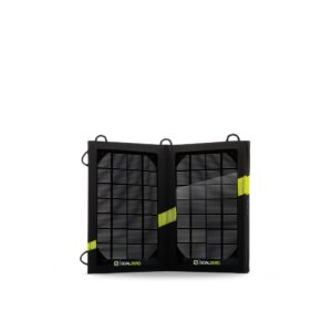 פאנל סולארי מתקפל דגם NOMAD 7 של Goal Zero, הספק 7W במתח יציאת USB 5.1V – פתרון קומפקטי וקל-נשיאה להפקת חשמל מאנרגיה סולארית באמצעות מתאים פוטו-וולטאיים מתקדמים בצבע שחור, עיצוב עם פסים צהוב-ירוק ויציאת אנרגיית נקייה לטעינה והפעלה של מכשירים ניידים, אידיאלי לתחנות כוח אישיות ותשתיות אנרגיה מתחדשת בבית ובשטח.