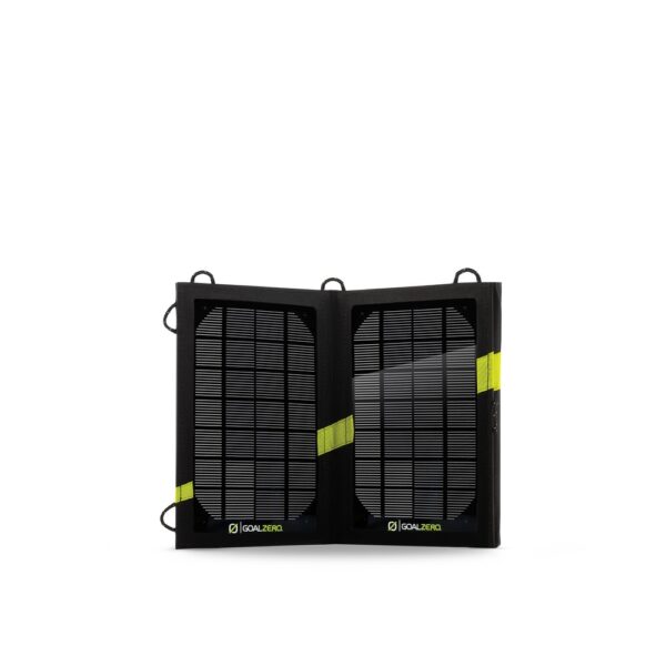 פאנל סולארי מתקפל דגם NOMAD 7 של Goal Zero, הספק 7W במתח יציאת USB 5.1V – פתרון קומפקטי וקל-נשיאה להפקת חשמל מאנרגיה סולארית באמצעות מתאים פוטו-וולטאיים מתקדמים בצבע שחור, עיצוב עם פסים צהוב-ירוק ויציאת אנרגיית נקייה לטעינה והפעלה של מכשירים ניידים, אידיאלי לתחנות כוח אישיות ותשתיות אנרגיה מתחדשת בבית ובשטח.