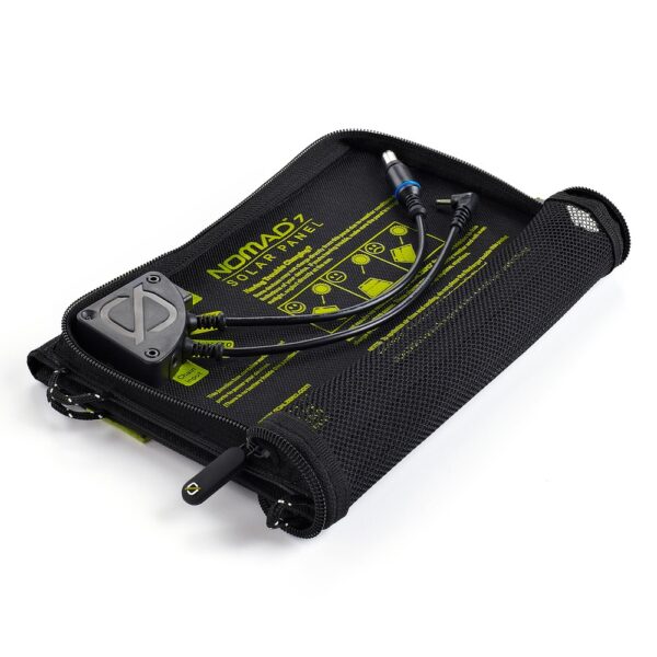 פאנל אנרגיה סולארי USB 5.1V 7W NOMAD 7, מכשיר פוטו-וולטאי שחור מתקפל לייצור אנרגיה מתחדשת נייד, מוצג פתוח למחצה עם כבלים ומחברים גלויים, שטוח על רקע לבן - אידיאלי לתשתיות אנרגיה בת קיימא ופתרונות טעינה ידידותיים לסביבה.
