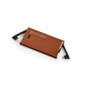 סוללת גיבוי SHERPA15 בנפח 15Wh מבית Goal Zero, עיצוב מרובע מארד, כולל כבלים L+M ויציאות מובנים – תחנת כוח נייד להפעלת מכשירים באמצעות אנרגיה סולארית ממערכות פוטו-וולטאיות, פתרון מתקדם לתשתיות אנרגיה מתחדשת ולגנרציה ירוקה; מוצגת על רקע לבן.