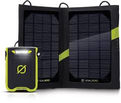 סוללת גיבוי ניידת של Goal Zero (IPX6 28Wh VENTURE30) בשילוב עם שני פאנלים סולאריים פתוחים, המשתמשים בטכנולוגיה פוטו-וולטאית מתקדמת ללכידת אנרגיה סולארית יעילה וייצור חשמל נקי - יוצרים תחנת אנרגיה מתחדשת אמינה עבור יישומים מחוץ לרשת החשמל ותשתיות בנות קיימא בכל מקום.