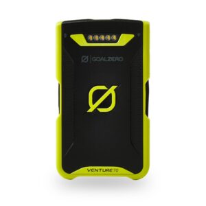סוללה ניידת VENTURE70 בצבע שחור וצהוב, עמידה בפני חום IP67, 71Wh, עם מחווני LED, מיועדת לשימוש במערכות אחסון אנרגיה סולארית, מערכות פוטו-וולטאיות ותשתיות אנרגיה מתחדשת; סוללה אידיאלית לייצור חשמל יעיל מחוץ לרשת החשמל ולטעינה סולארית.