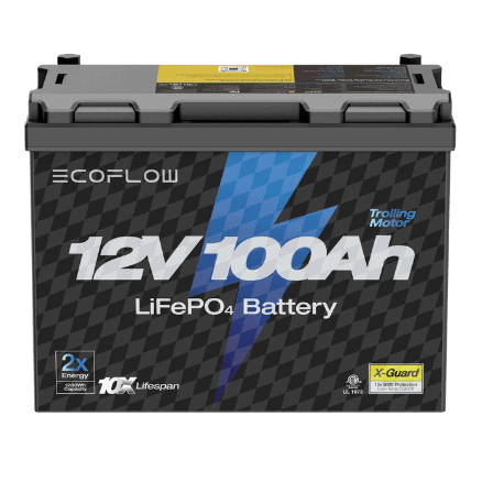 מבט קדמי על מצבר ליתיום ECOFLOW LIFEPO4 12V 100Ah, סוללה סולארית המיועדת לייצור חשמל במערכות פוטו-וולטאיות ותשתיות אנרגיה מתחדשת, עם טקסט מודגש וגרפיקה של ברק כחול על התווית כדי להדגיש את אחסון האנרגיה הנקי ליישומים סולאריים.