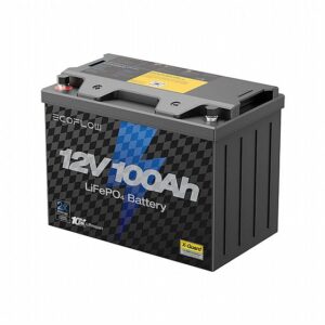 סוללת ליתיום ECOFLOW LIFEPO4 12V 100Ah עם תווית מוצר קדמית וטרמינלים כפולים, המיועדת לאחסון אנרגיה סולארית, מערכות פוטו-וולטאיות, ייצור חשמל מחוץ לרשת ותשתיות אנרגיה מתחדשת.