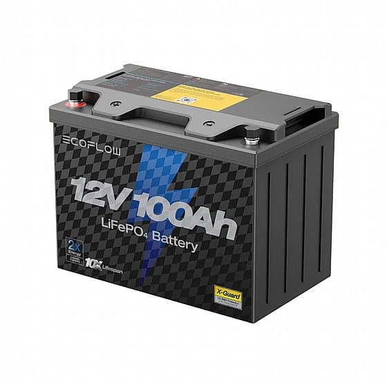 סוללת ליתיום ECOFLOW LIFEPO4 12V 100Ah עם תווית מוצר קדמית וטרמינלים כפולים, המיועדת לאחסון אנרגיה סולארית, מערכות פוטו-וולטאיות, ייצור חשמל מחוץ לרשת ותשתיות אנרגיה מתחדשת.