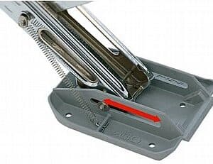 תקריב של ALKO סט 4 תומכי רגל לקרוואן (bigfoot) על בסיס אפור, התומך בכוונון פאנל סולארי להתקנה יעילה של אנרגיה פוטו-וולטאית.