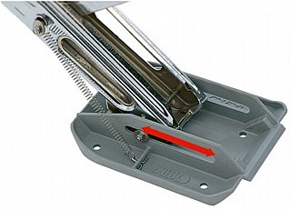 תקריב של ALKO סט 4 תומכי רגל לקרוואן (bigfoot) על בסיס אפור, התומך בכוונון פאנל סולארי להתקנה יעילה של אנרגיה פוטו-וולטאית.