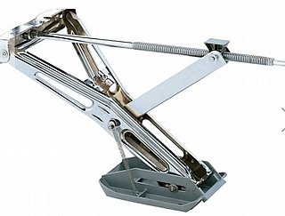 סט של 4 מעמדי תמיכה לקרוואנים ALKO bigfoot, אידיאליים עבור פאנלים סולאריים, מתקנים פוטו-וולטאיים ומתקני אנרגיה מתחדשת יציבים.