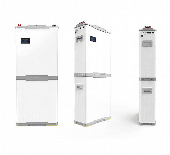 שלוש תמונות של סוללת הליתיום NEWTEC CARBON 15KWh, המהווה מרכיב מרכזי במערכות לאגירת אנרגיה סולארית וייצור חשמל פוטו-וולטאי.